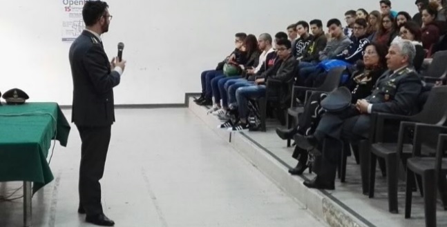 Augusta, la Gaurdia di Finanza all’istituto “Ruiz” per parlare di legalità economica