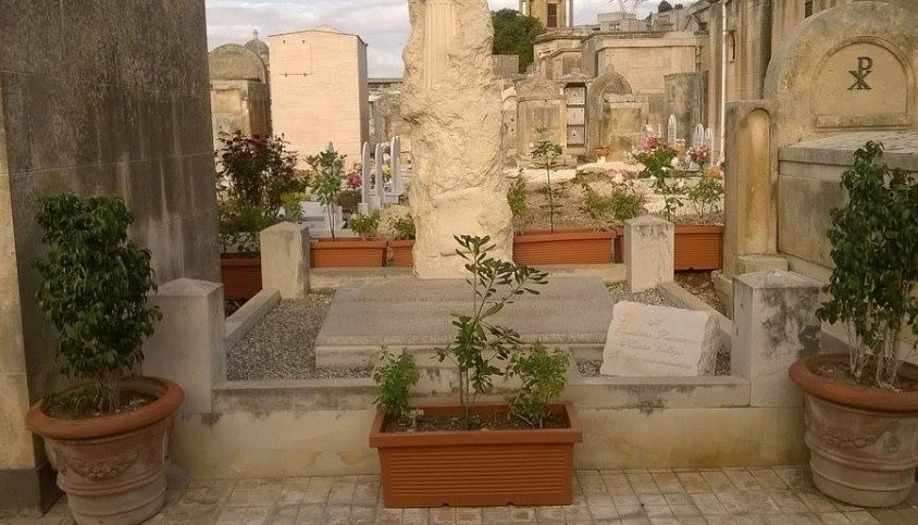 Siracusa, anniversario scomparsa Cristiane Reimann: il Comitato rende omaggio davanti al monumento funebre