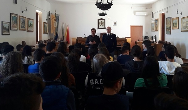 Solarino, la Polizia incontra gli studenti dell’istituto “Vittorini”: legalità, utilizzo dei social e contrasto alla cultura mafiosa