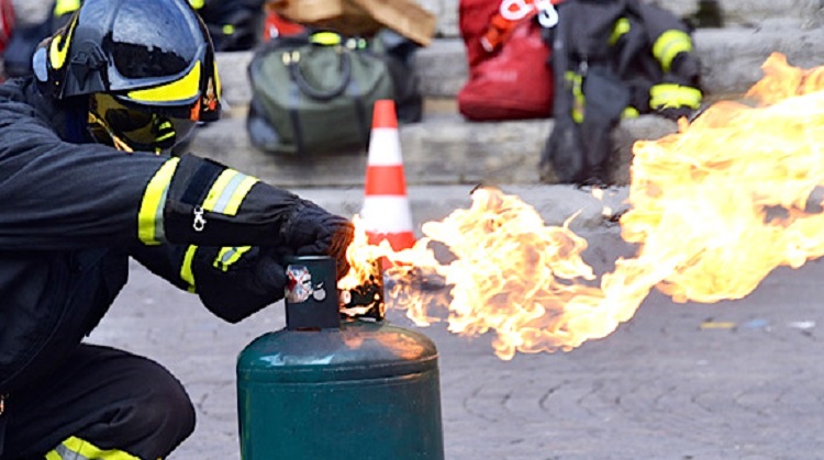 Siracusa. Otto bombole di gas e accendino in mano, minaccia di farsi saltare: arrestato