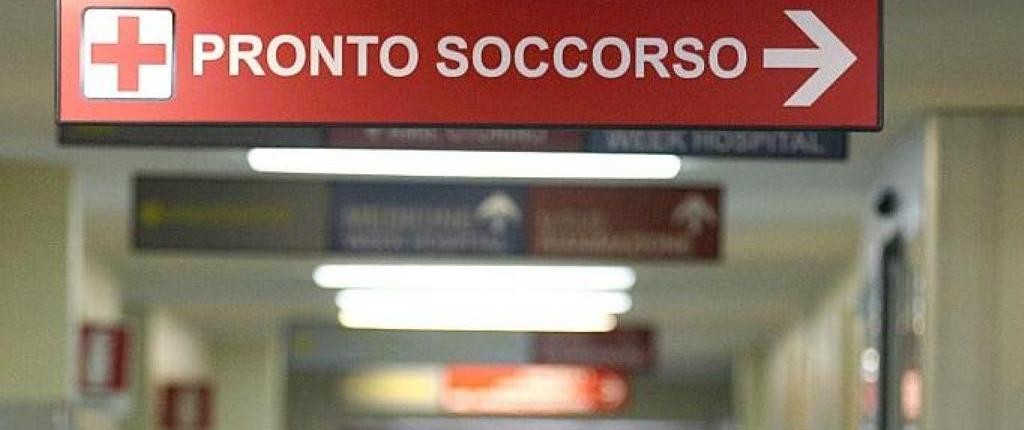 Pachino. Non aspetta il proprio turno, rompe la porta d’ingresso e minaccia di morte il personale medico: denunciata