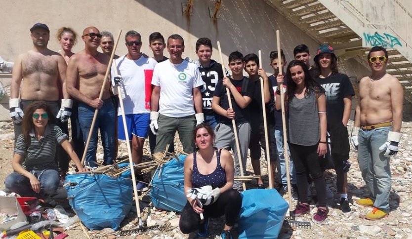 Siracusa. Ambientalisti, studenti e “bikers” puliscono la spiaggetta Calarossa in Ortigia