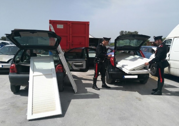 Siracusa, sorpresi a rubare infissi: arrestati dai Carabinieri