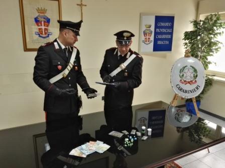 Siracusa, pusher sorpresi a spacciare in un palazzo di via Algeri: arrestati e rimessi in libertà