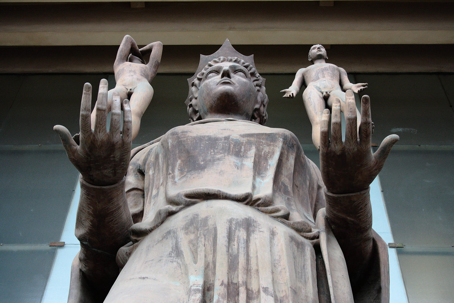 Catania, allerta per un allarme Bomba: evacuato il Tribunale