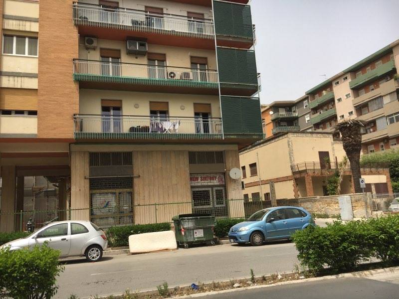 Siracusa, anziano precipita dal quarto piano in viale Teracati: muore in ospedale