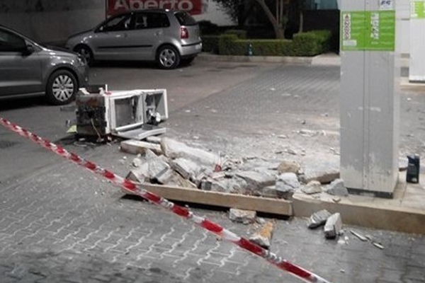 Carlentini. Furto al distributore, self service abbattuto con un comioncino: la Polizia indaga