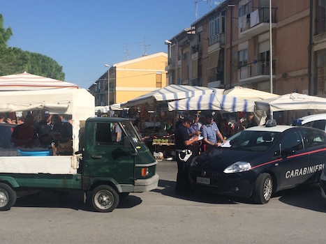Noto: lotta all’abusivismo commerciale, controlli dei Carabinieri e della Polizia Municipale