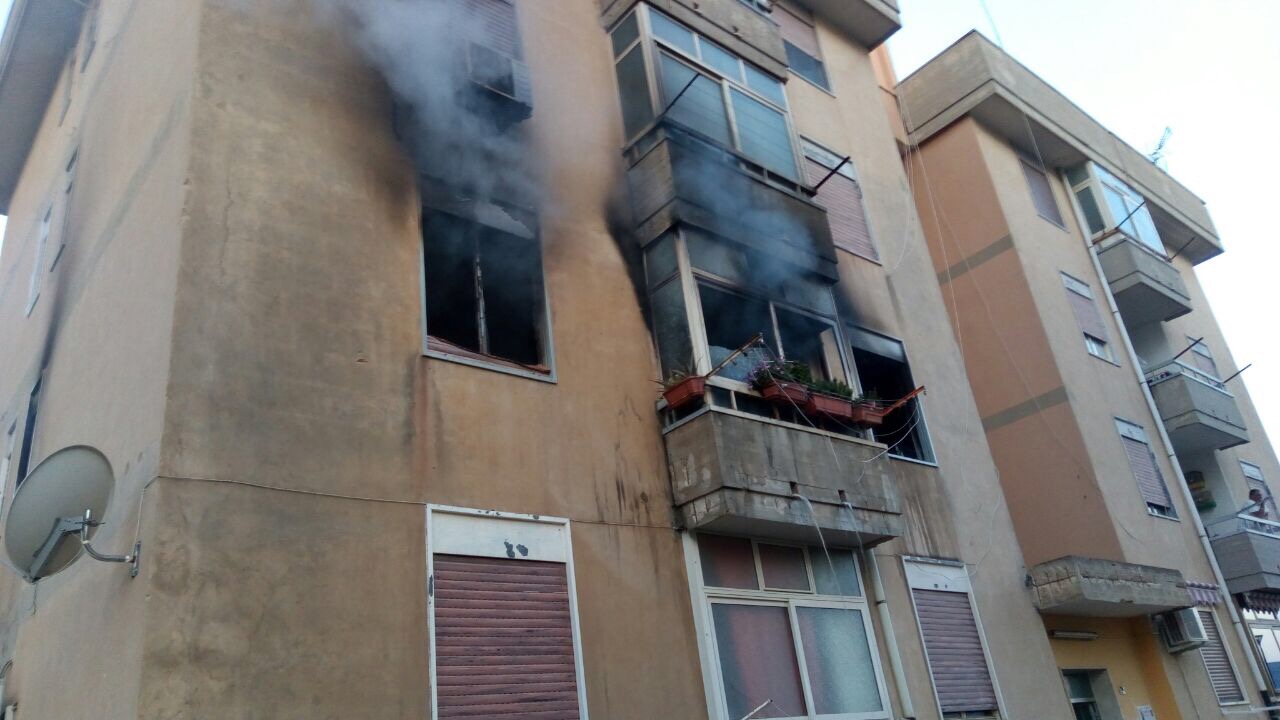 Floridia. Incendio all’interno di un appartamento di via De Amicis