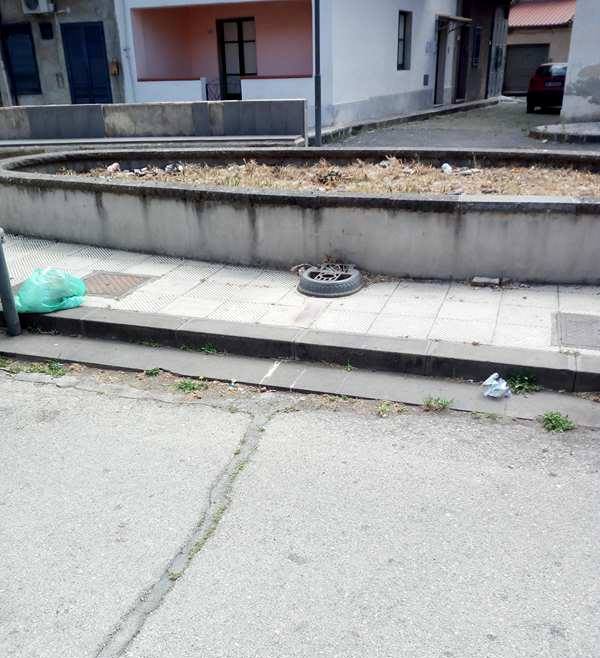 L’ex fontana di Piazza Matteotti in uno stato di abbandono. La segnalazione del meetup Movimento 5Stelle per Francofonte