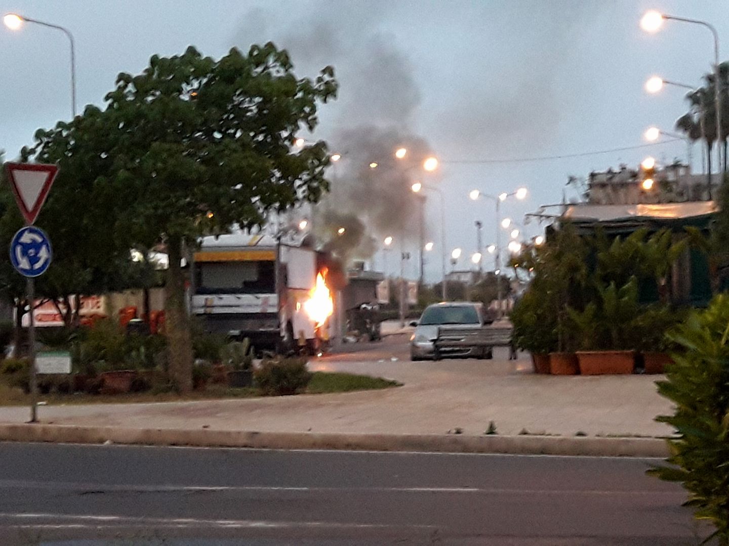 Siracusa, in fiamme una panineria ambulante di via Piazza Armerina