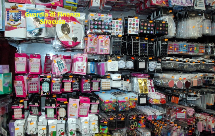 Siracusa, maxi sequestro della Guardia di Finanza in negozi cinesi: oltre 4,2 milioni di prodotti contraffatti pronti per la vendita