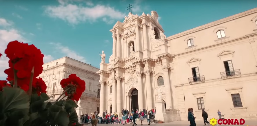 Il “Grande viaggio insieme” di Conad in Ortigia: Cucinotta, Gnocchi, Vergassola, Vessicchio tra gli ospiti vip a Siracusa