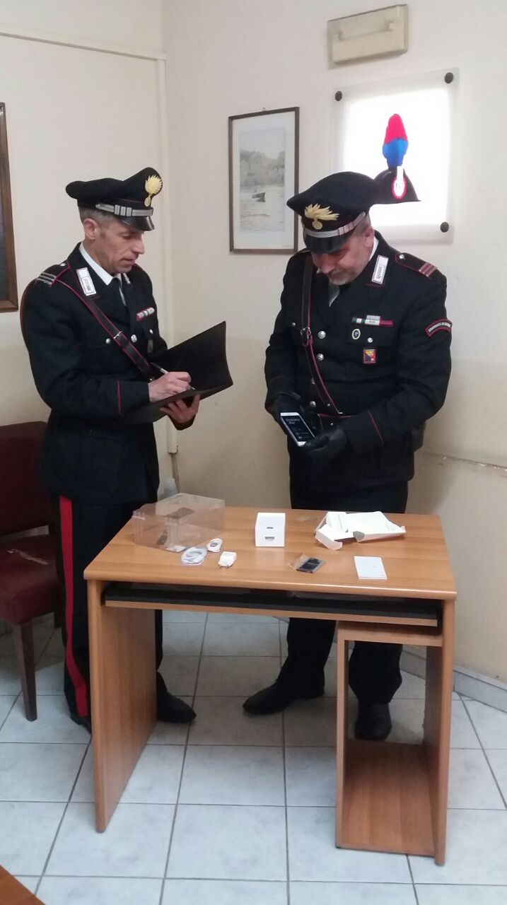 Priolo Gargallo: ruba un cellulare da un negozio, ma viene immediatamente bloccata. Ai domiciliari una 39enne