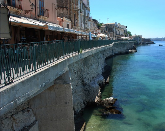 Siracusa. Lungomare Alfeo, a rischio i finanziamenti per il consolidamento dei muraglioni