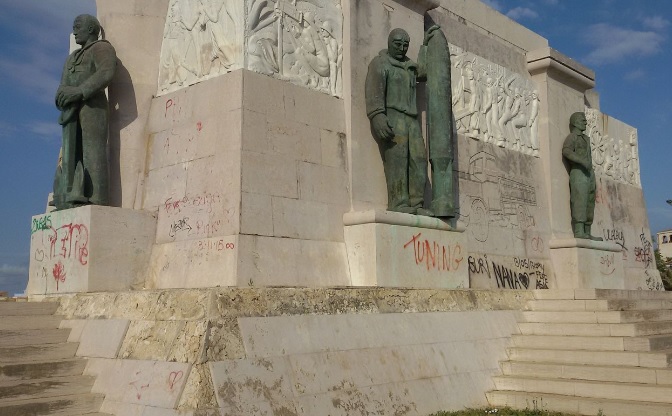 Siracusa, Monumento ai Caduti in Africa: solo vandali, scritte spray e rifiuti a ricordarlo