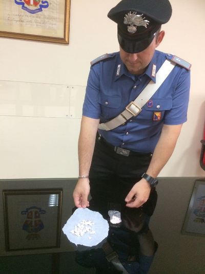 Lentini, nascondeva 54 dosi di stupefacente addosso. Ai domiciliari una 42enne