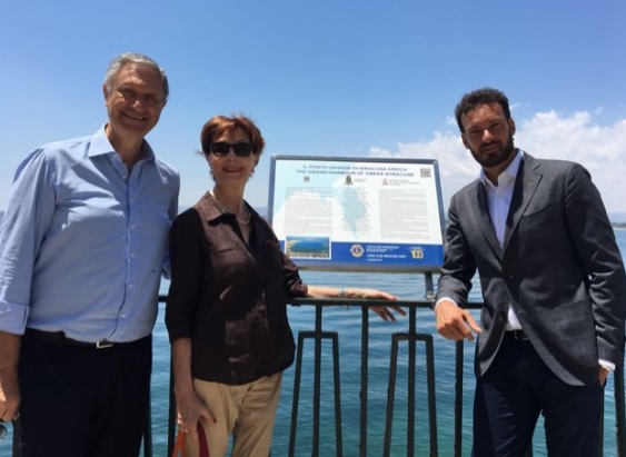 La storia del porto di Siracusa, scoperta una targa rievocativa al lungomare Alfeo