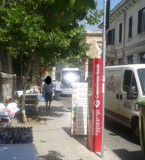 Siracusa è una giungla urbana: via Rodi è un “percorso ad ostacoli” tra il parcheggio selvaggio e le bancarelle