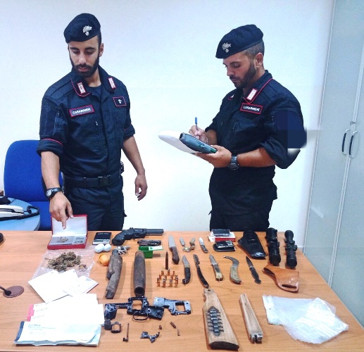 Carlentini. Nascondeva in casa armi di vario tipo, munizioni e stupefacenti: ai domiciliari un 29enne