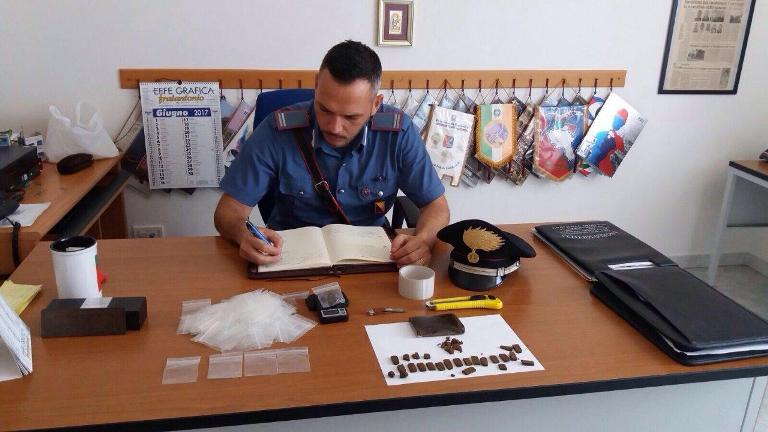 Marzamemi. Alla vista dei Carabinieri, si disfa della droga gettandola sugli scogli: finisce ai domiciliari un 42enne