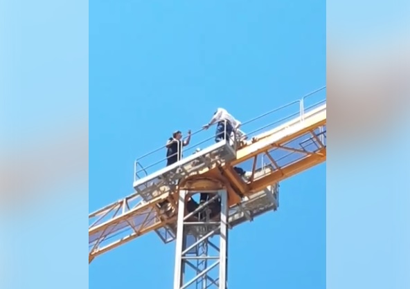 Siracusa. Due dipendenti dell’ex Provincia arrampicate sulla gru per protesta. VIDEO