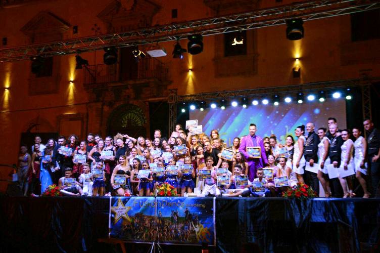 Francofonte.”The show must go on”: piazza Garibaldi torna a ballare con il saggio- spettacolo della “Fusion Dance Academy”