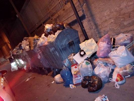 Francofonte, segnalazione: cassonetti stracolmi di rifiuti indifferenziati