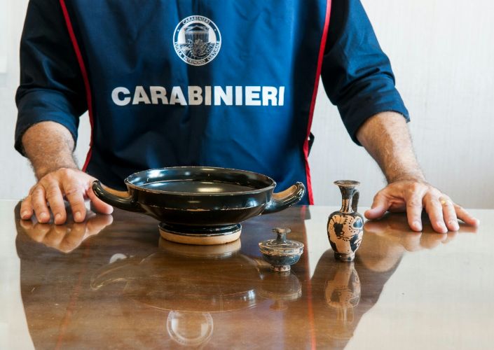 Siracusa, detenzione illecita di beni archeologici: denunciata una 40enne