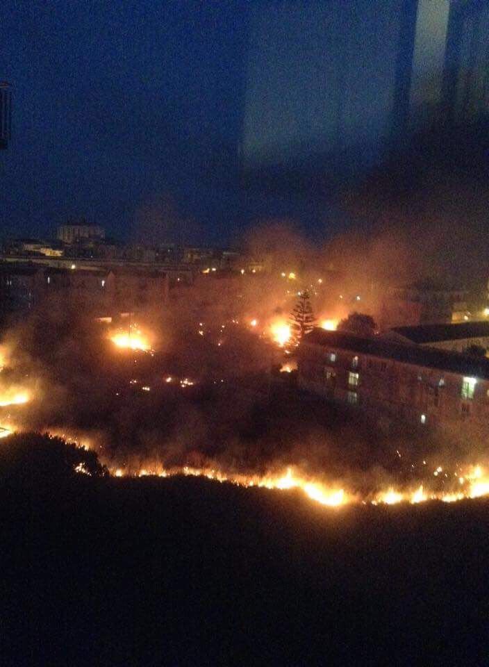 Siracusa, la città brucia ancora: è emergenza nel quartiere Tiche