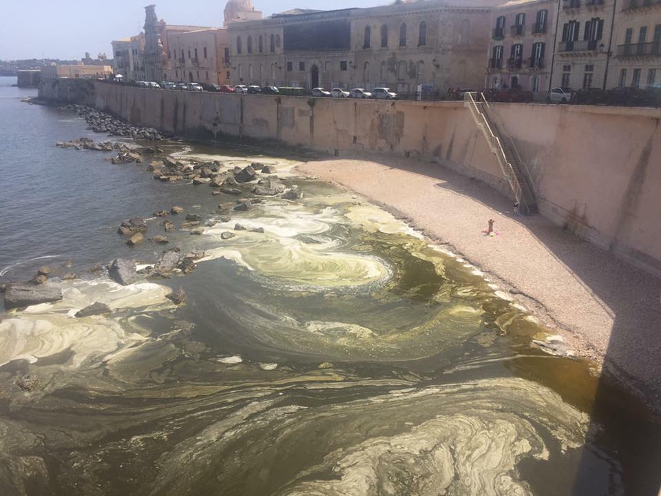 Siracusa, acqua marrone e schiuma nel mare di Ortigia: ritorna la paura inquinamento