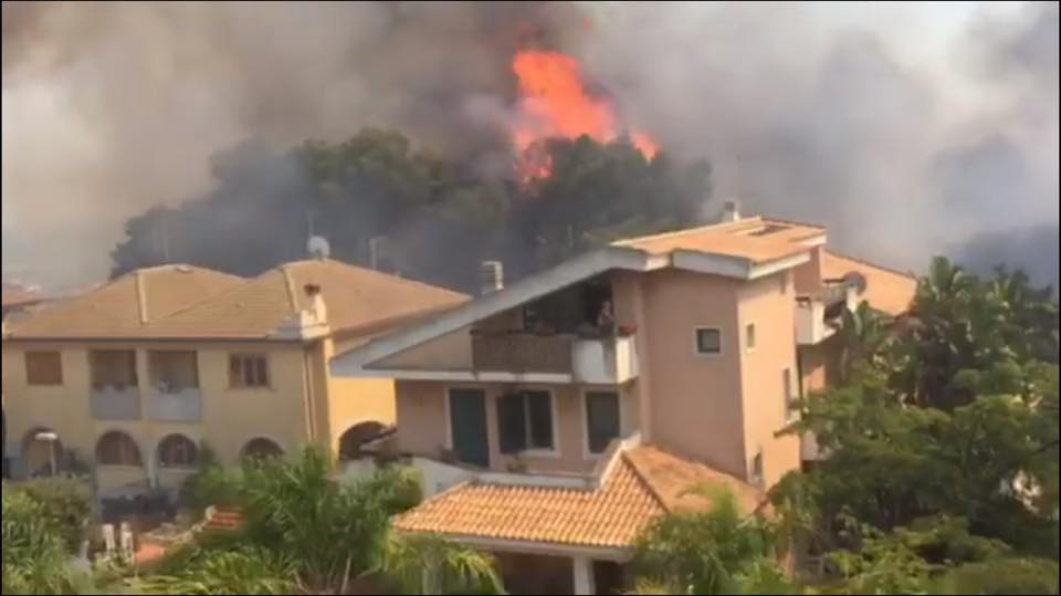 Siracusa. Pomeriggio di fuoco a Belvedere: paura per i residenti in contrada Sinerchia