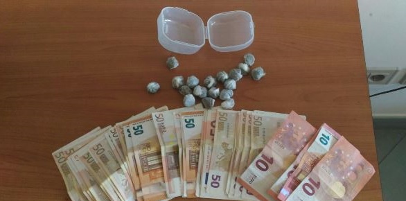 Noto. Droga e contanti nascosti sotto il cuscino: donna arrestata e rimessa in libertà