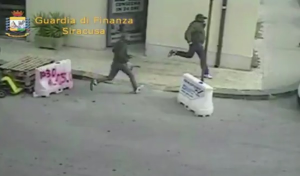 Siracusa, rapina al titolare di un centro scommesse: la Guardia di Finanza esegue due arresti