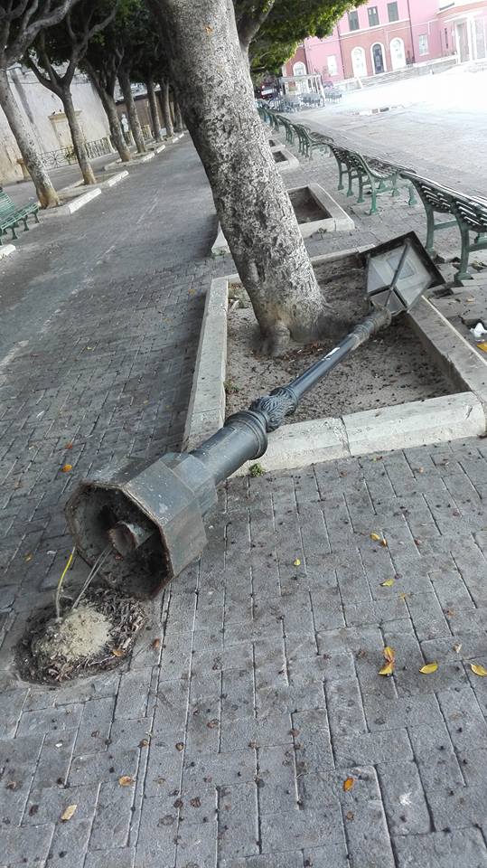 Siracusa. Vandali in azione in Ortigia: abbattuto un palo dell’illuminazione alla Marina