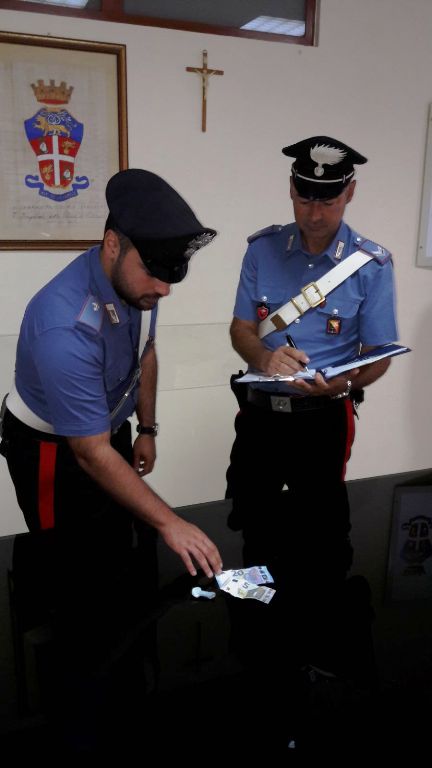 Siracusa. Droga e contanti in auto: 18enne finisce ai domiciliari