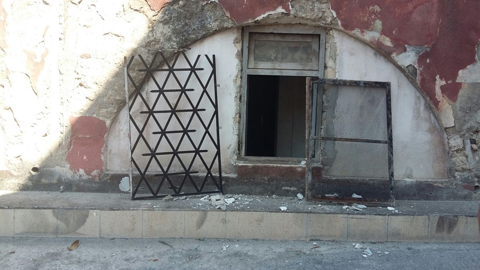 Lentini. Vandali in azione nella sede della Camera del lavoro