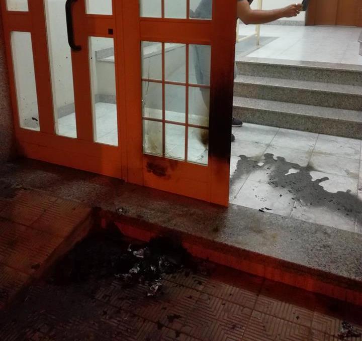 Cassibile, incendiato il portone della sede della circoscrizione. Il presidente Romano convoca un consiglio straordinario aperto