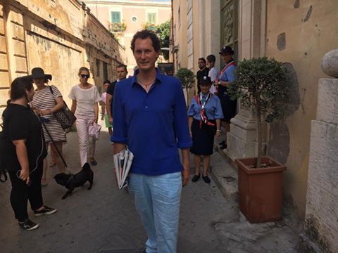 John Elkann a Siracusa, una passeggiata in giro per Ortigia da perfetto turista