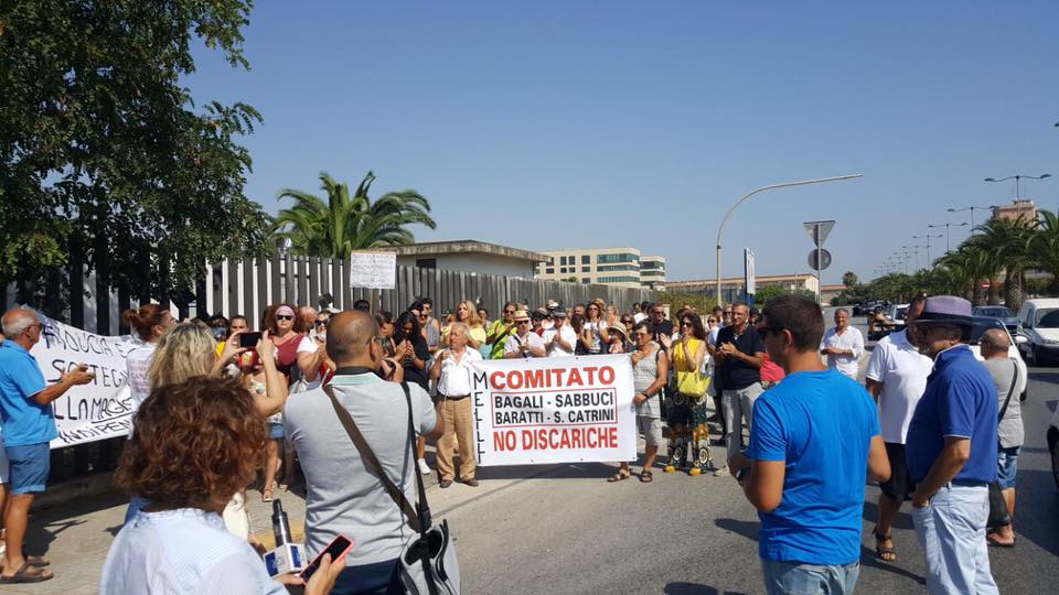 Siracusa. Oltre un centinaio di liberi cittadini questa mattina hanno detto: “Basta ai veleni industriali”