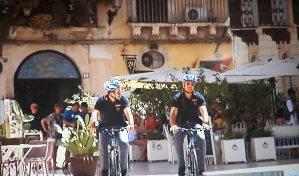 Siracusa. Seminava il panico tra i passanti accendendo dei petardi tra le vie di Ortigia. Identificato e denunciato dalla Polizia
