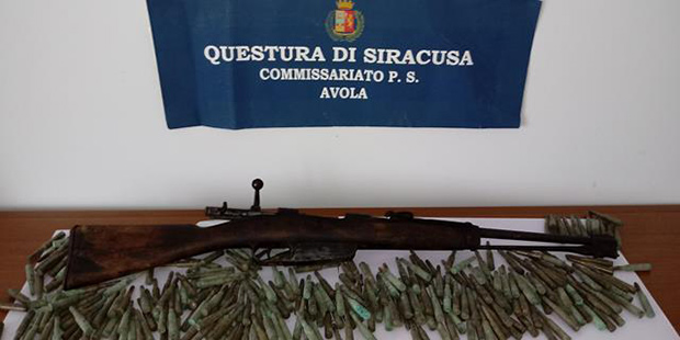 Avola, deteneva un fucile militare con spadino estraibile: 21enne arrestato dalla Polizia