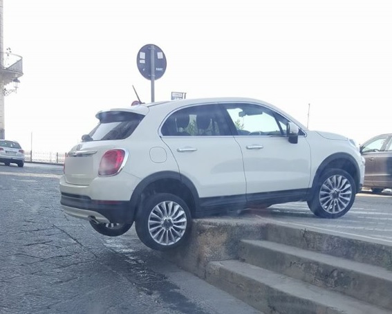 Siracusa. Sbaglia il parcheggio, auto resta sospesa a metà al “Passeggio Adorno”