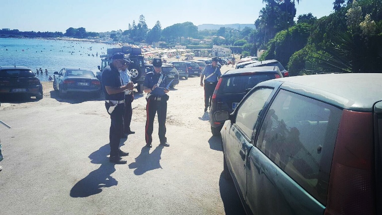 Siracusa, “Parcheggio selvaggio”. Controlli dei Carabinieri di Cassibile e della Polizia Municipale nelle aree balneari