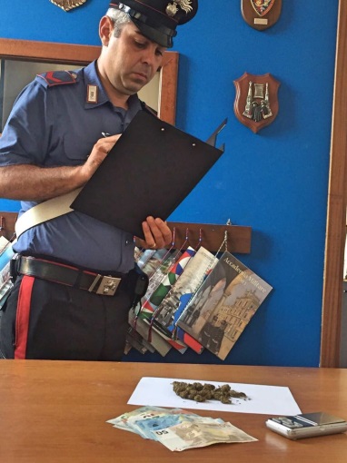 Agnone Bagni. Alla vista dei Carabinieri si disfa della droga lanciandola dietro un muretto: ai domiciliari un 21enne