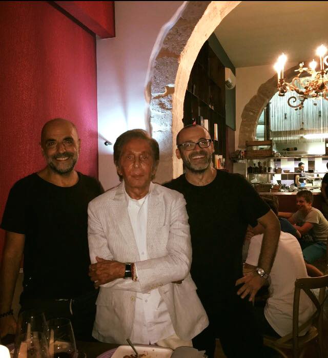 Siracusa. Valentino turista in Ortigia: il celebre stilista a cena al bistrot “Le Vin de L’assassin”