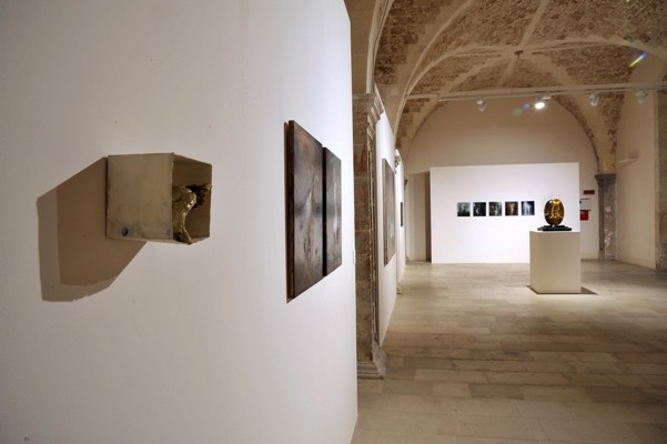 Noto. Inaugurata la Sala Volte del Convitto delle Arti con “Naht – Blitz”, la personale di Agostino Arrivabene
