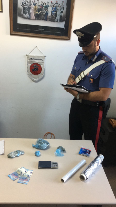 Lentini. Deteneva in casa stupefacenti e materiale per il confezionamento: finisce ai domiciliari un 51enne