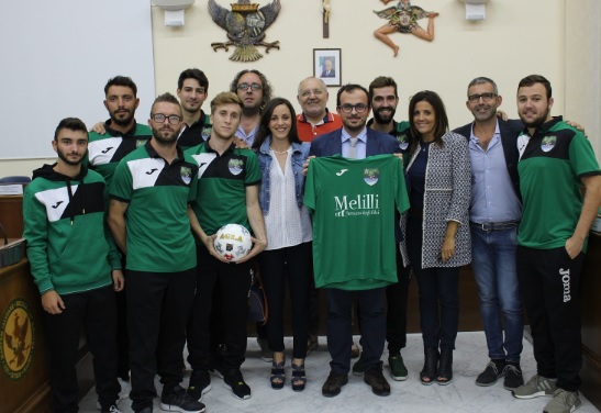 Presentata al Comune la squadra dell’Assoporto, sulle maglie la scritta: “Melilli, Terrazza degli Iblei”   