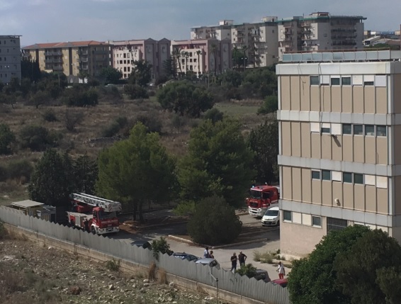 Siracusa. Incendio di un deposito dietro gli uffici Asp e ARPA in via Bufardeci